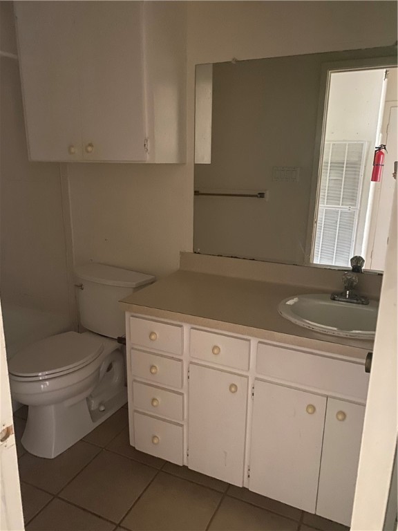 612 Park Place, Unit 301 Austin, TX 78705 - Photo 11 of 25 a bathroom with a granite countertop toilet sink and mirror