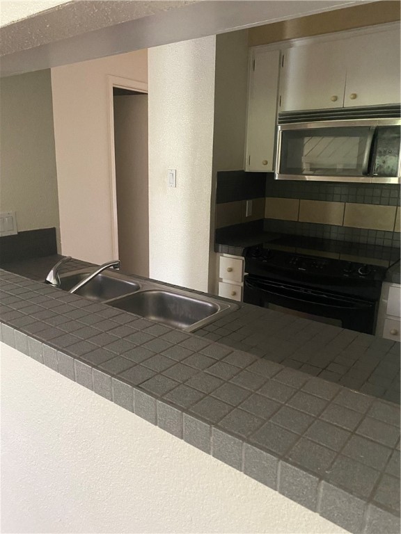 612 Park Place, Unit 301 Austin, TX 78705 - Photo 6 of 25 a living room with a bed