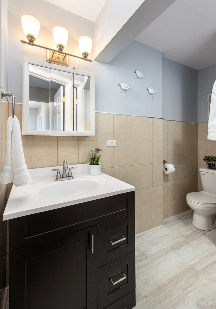 110 Cedar Circle Streamwood, IL 60107 - Photo 14 of 28 a bathroom with a sink and a toilet