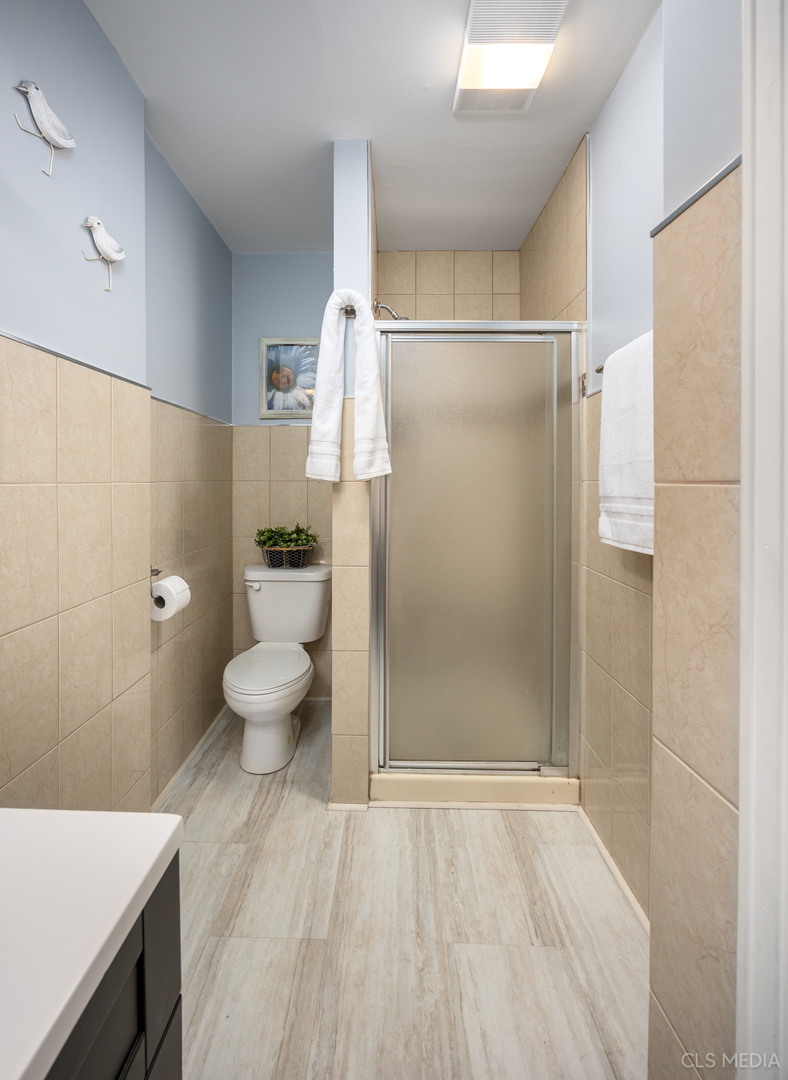 110 Cedar Circle Streamwood, IL 60107 - Photo 15 of 28 a bathroom with a sink toilet and shower