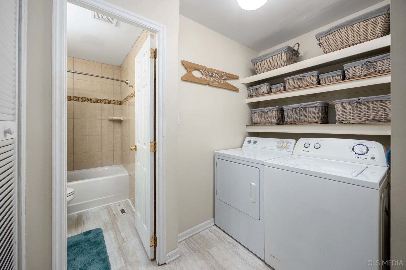 110 Cedar Circle Streamwood, IL 60107 - Photo 18 of 28 a utility room with dryer and washer