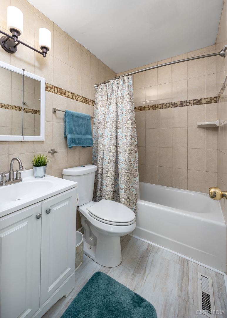 110 Cedar Circle Streamwood, IL 60107 - Photo 19 of 28 a bathroom with a sink toilet and shower