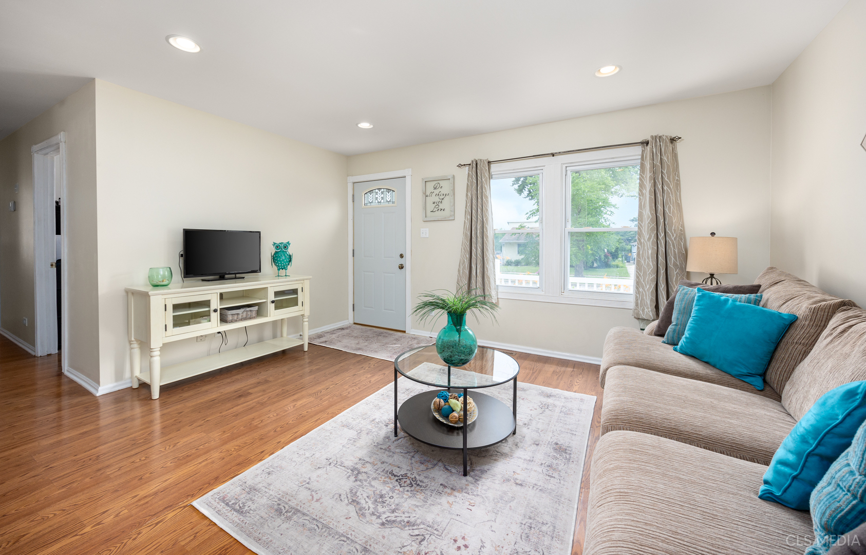 110 Cedar Circle Streamwood, IL 60107 - Photo 4 of 28 a living room with furniture and a flat screen tv