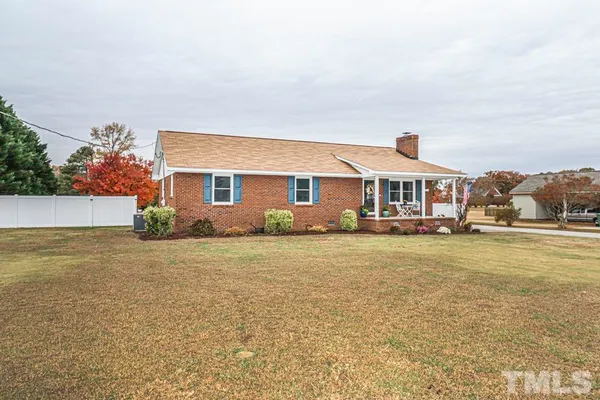 a view of a house with backyard and porch