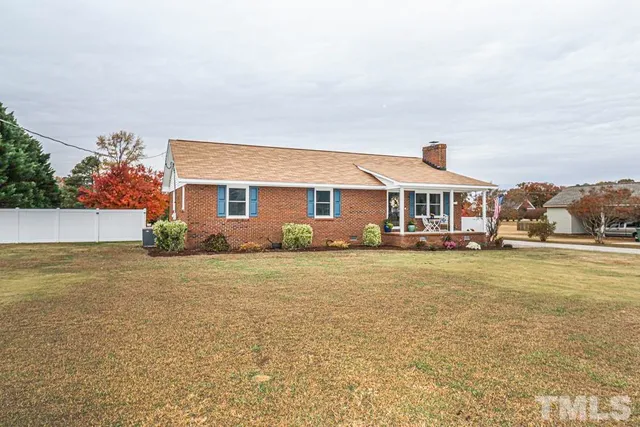 a view of a house with backyard and porch