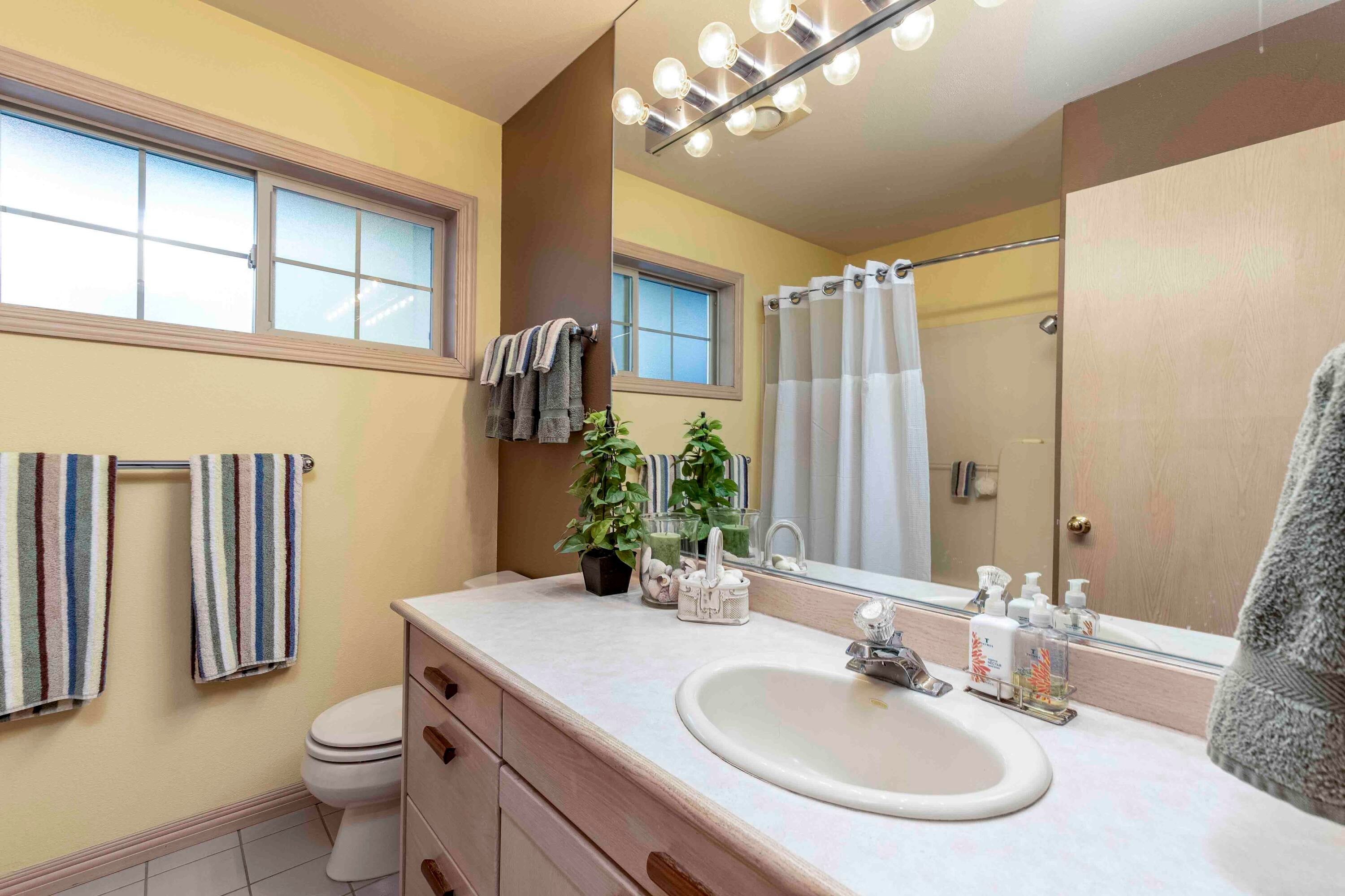 17912 Rhododendron Lane Sunriver, OR 97707 - Photo 27 of 35 Large vanity and tub/shower combo.