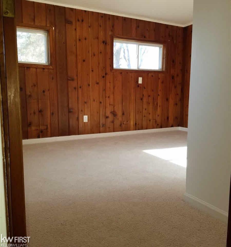 1044 Adams Road Burton, MI 48509 - Photo 13 of 27 21383423-12.JPG