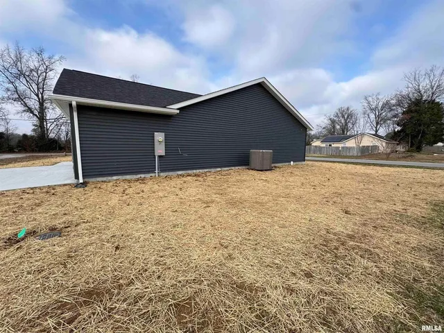 $294,900 | 102 Townhouse Drive, Cambria, IL 62915