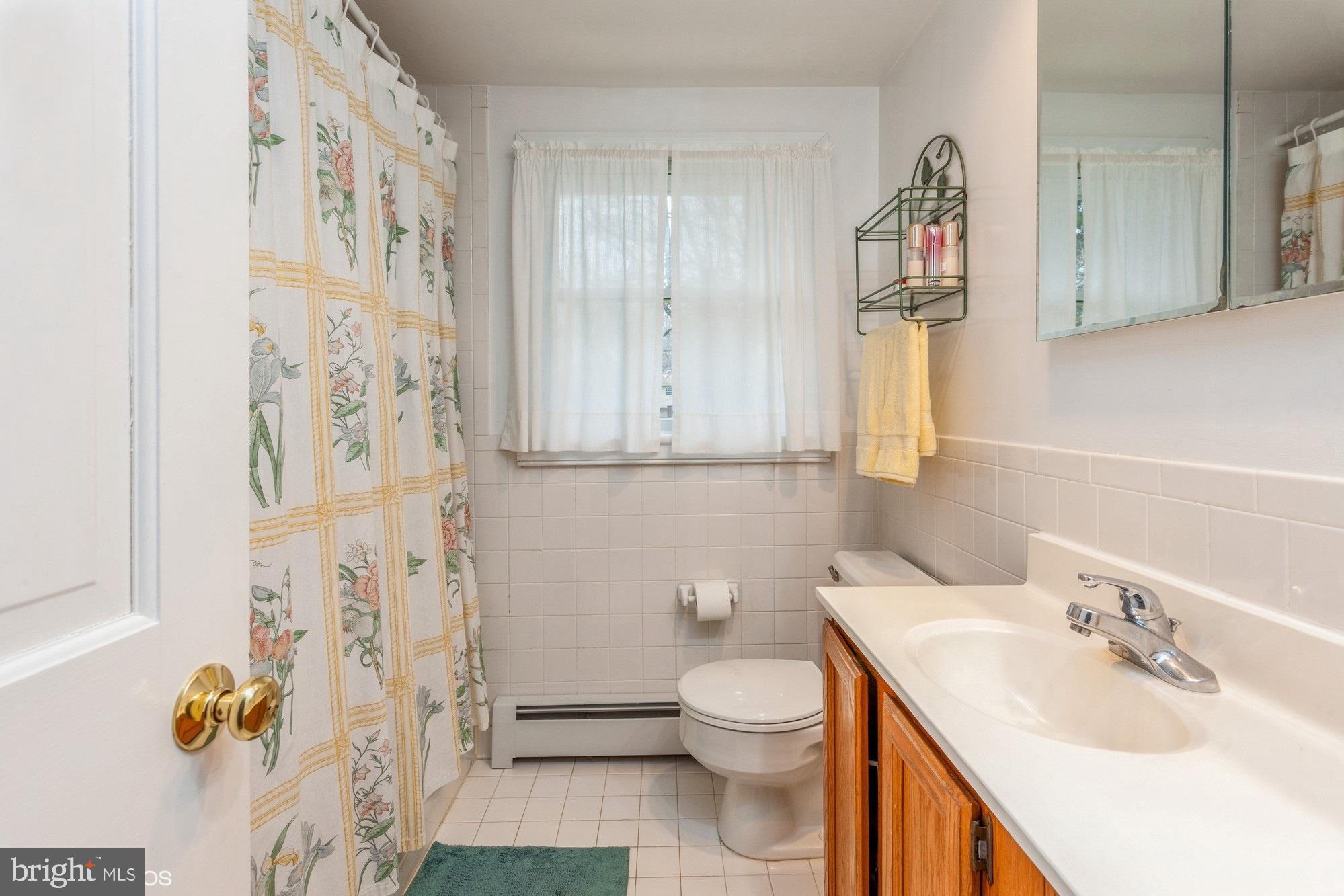2009 Valley Road Annapolis, MD 21401 - Photo 22 of 38 Upper level bath