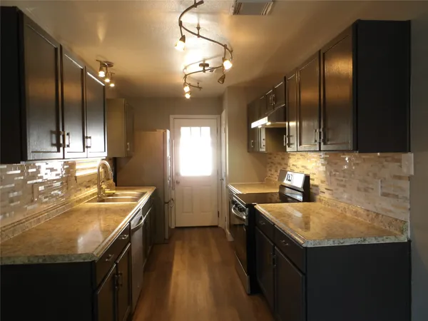 $1,700 | 4705 37th Street East, Dickinson, TX 77539