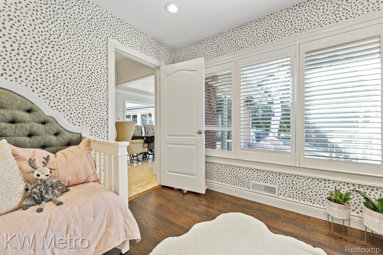 871 North Renaud Road Grosse Pointe, MI 48236 - Photo 39 of 64 Flex Room - Full wall of Windows - Door to Kitchen/Nook
