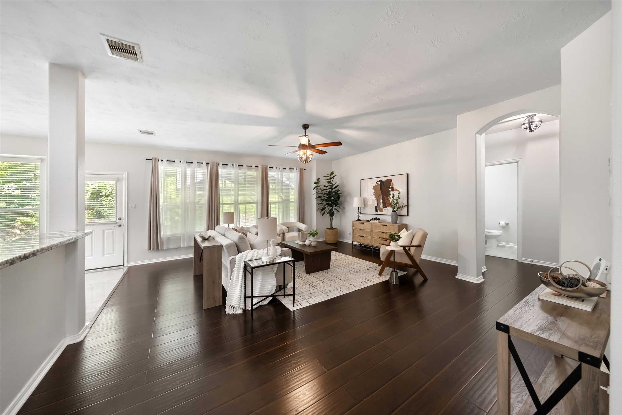 81 Palos Verde Conroe, TX 77304 - Photo 8 of 36 Living room