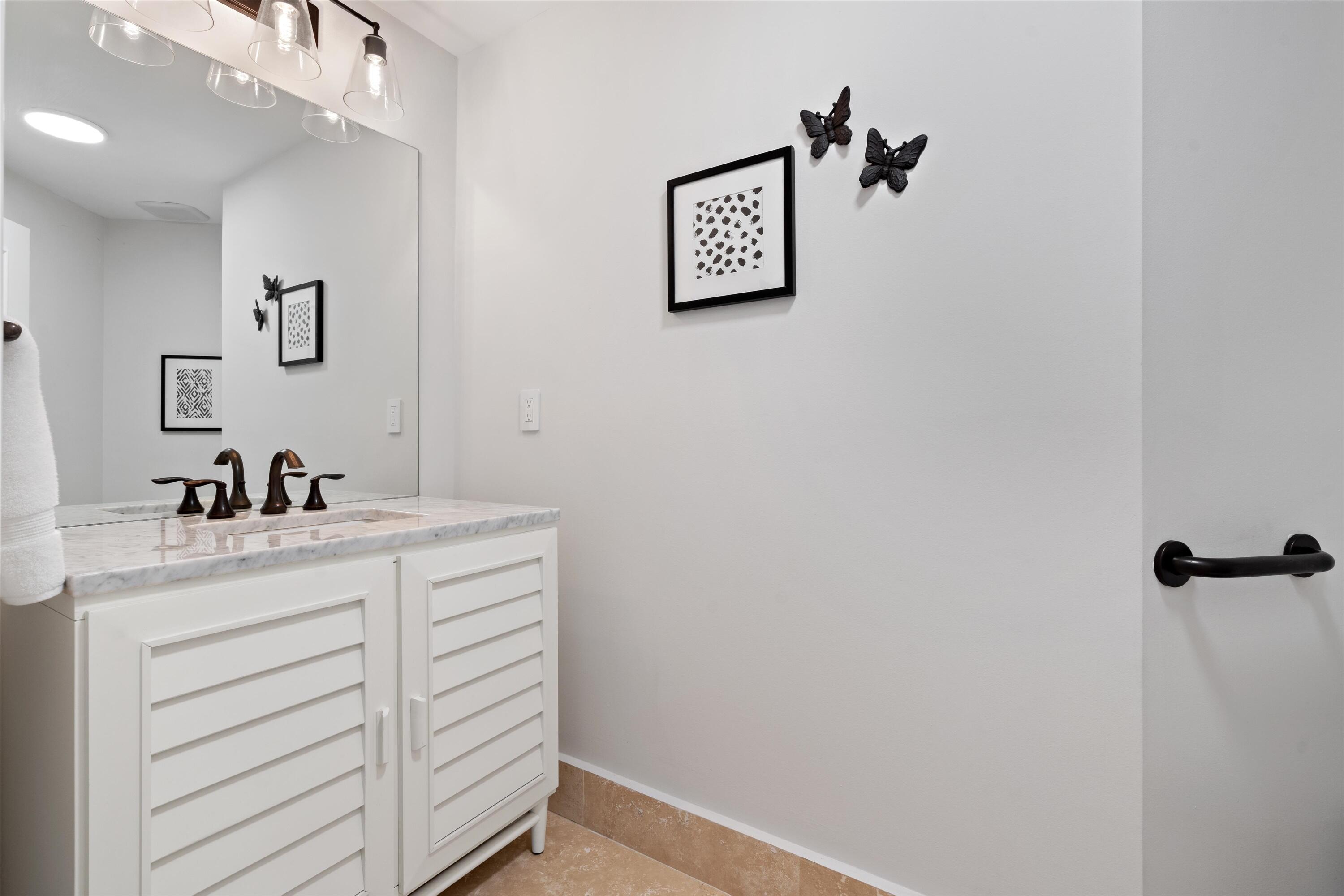 17358 Vía Capri East Boca Raton, FL 33496 - Photo 11 of 20 Powder room