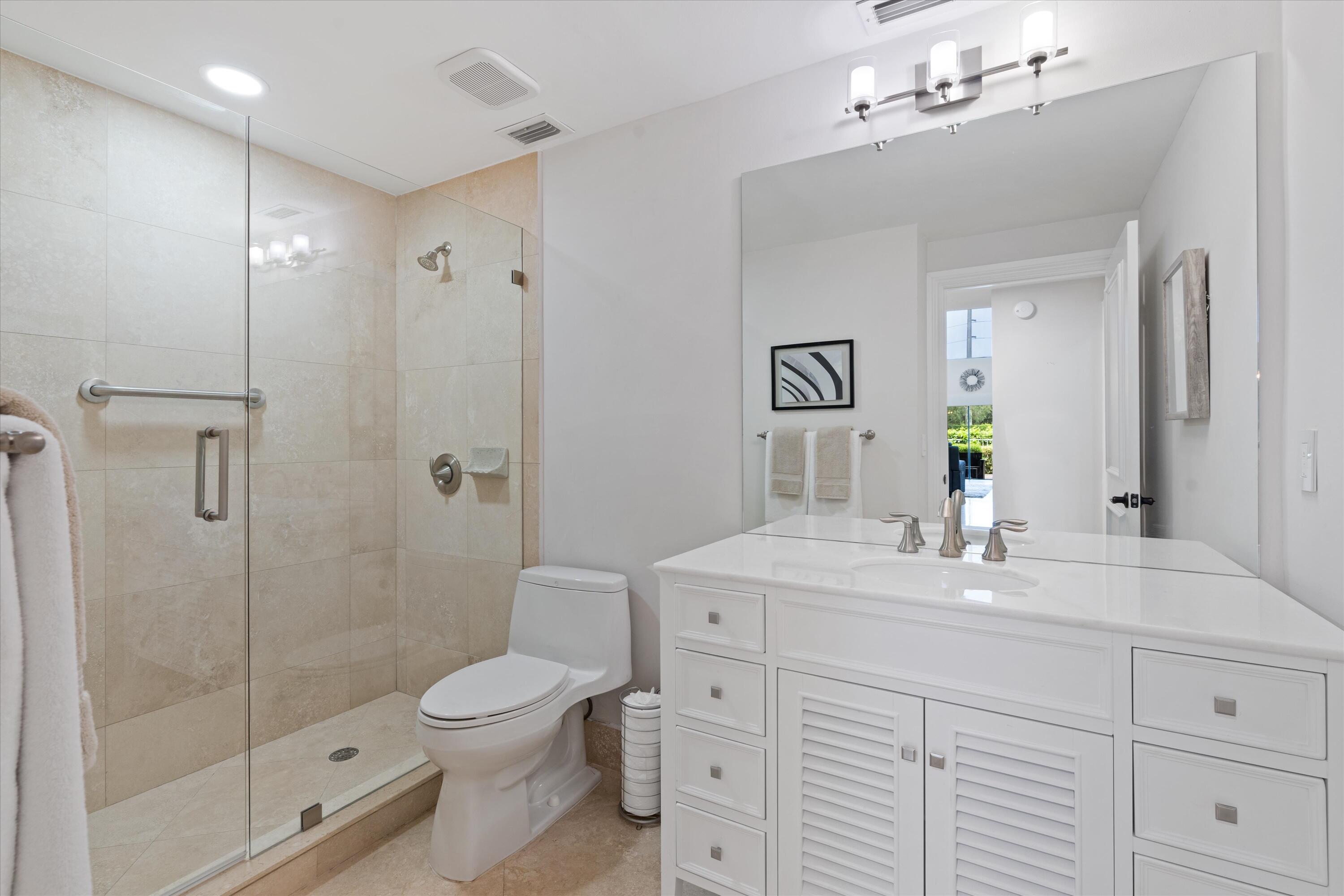 17358 Vía Capri East Boca Raton, FL 33496 - Photo 14 of 20 2nd Bathroom