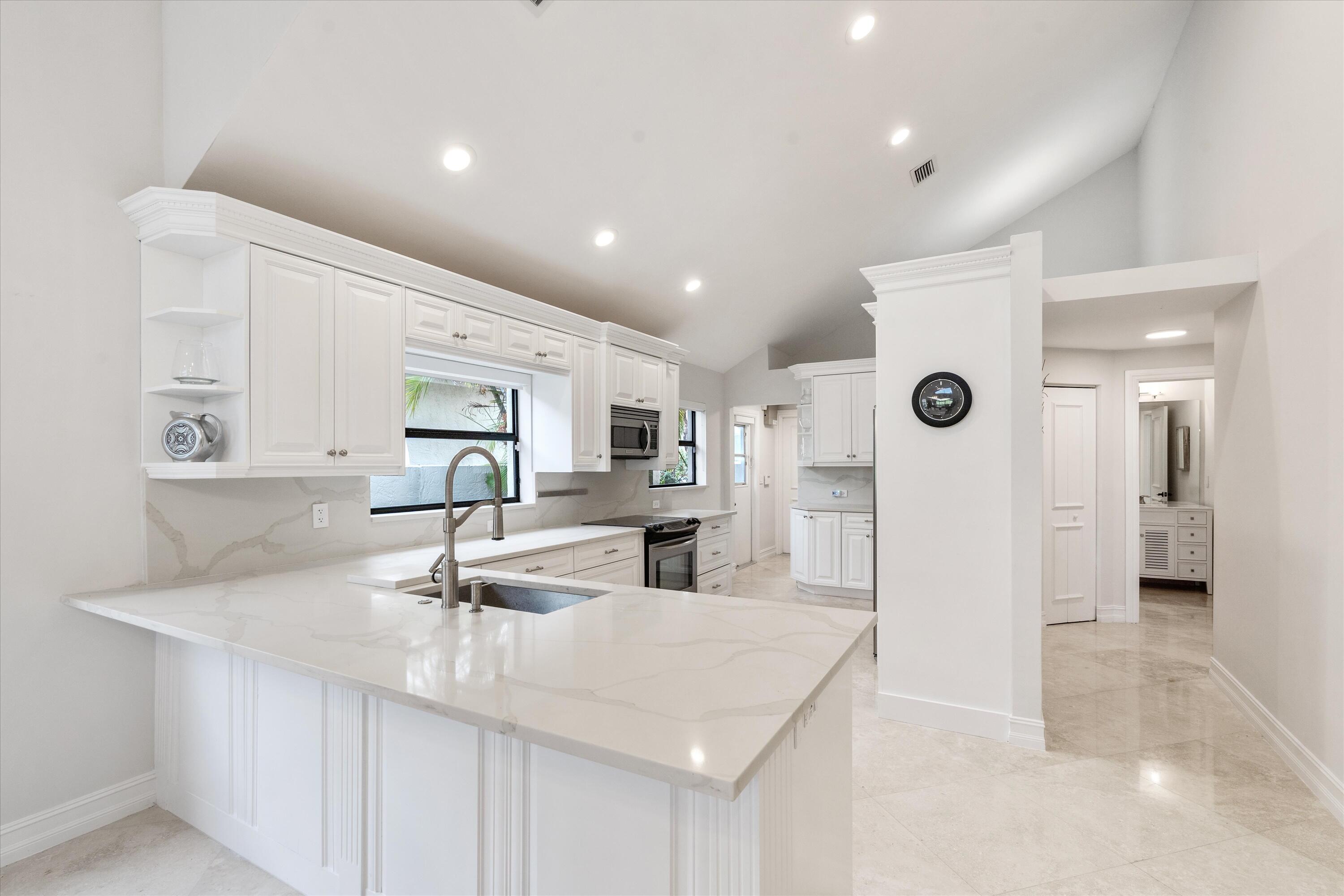 17358 Vía Capri East Boca Raton, FL 33496 - Photo 4 of 20 Kitchen