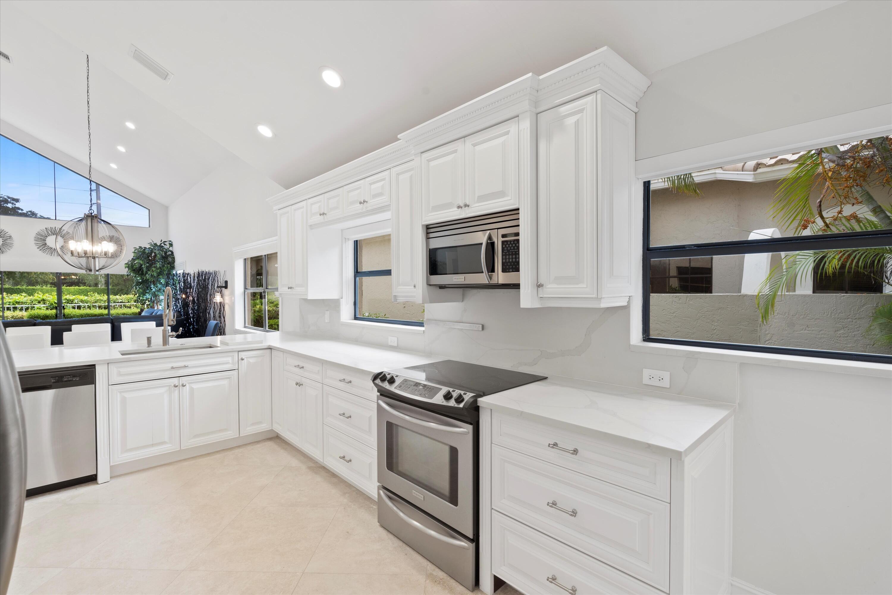 17358 Vía Capri East Boca Raton, FL 33496 - Photo 6 of 20 Kitchen
