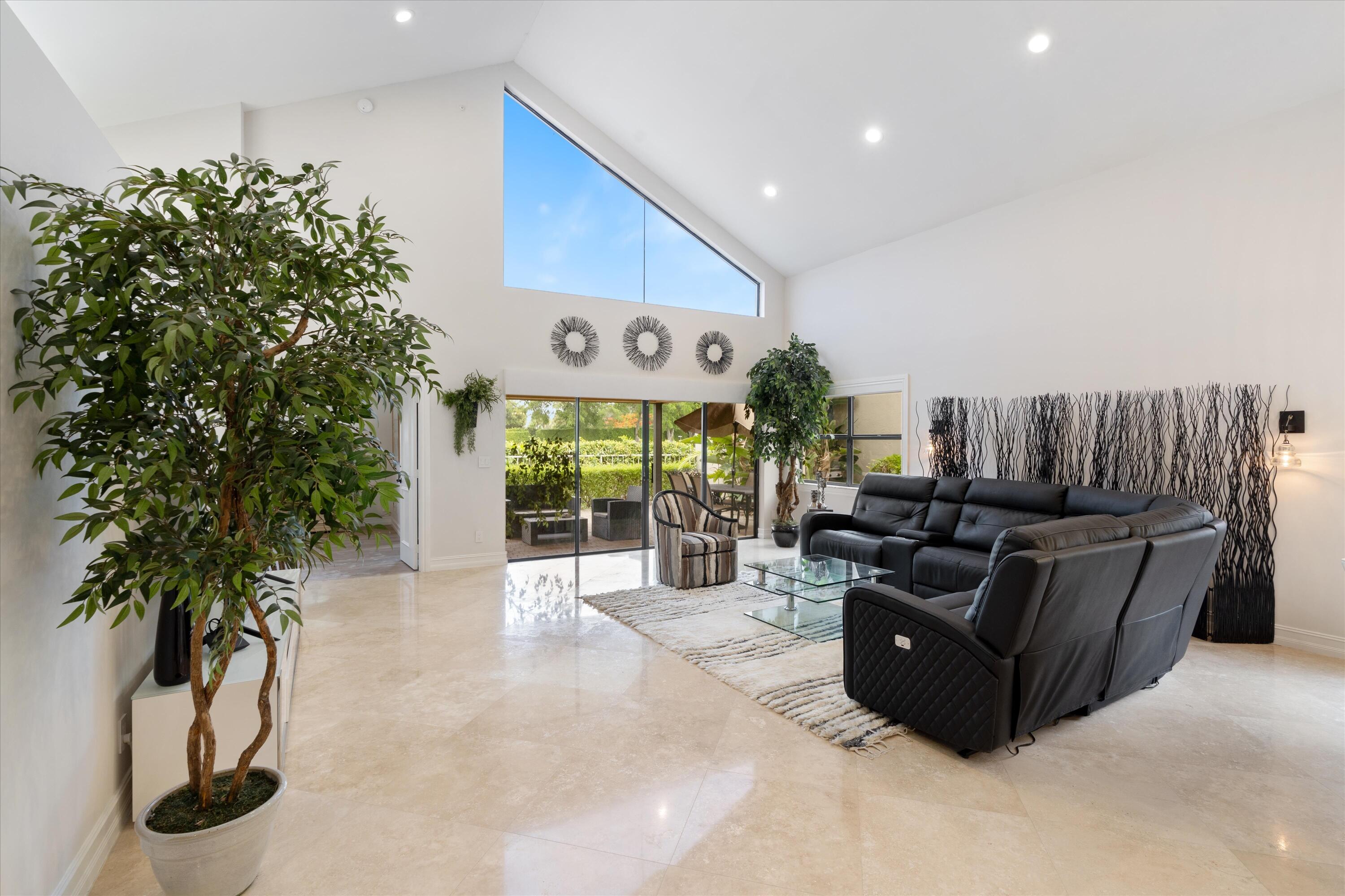 17358 Vía Capri East Boca Raton, FL 33496 - Photo 9 of 20 Living Room