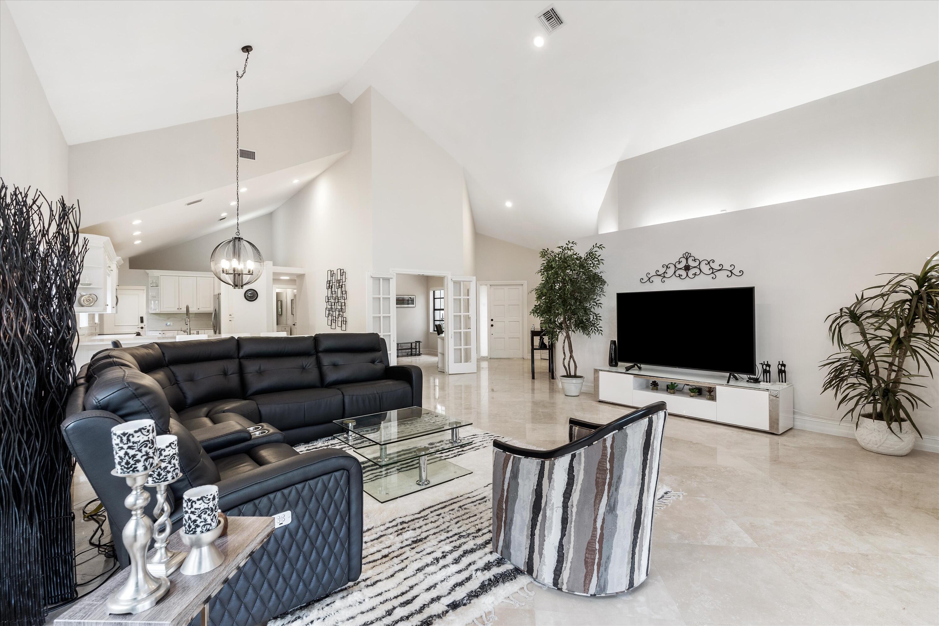 17358 Vía Capri East Boca Raton, FL 33496 - Photo 10 of 20 Living Room