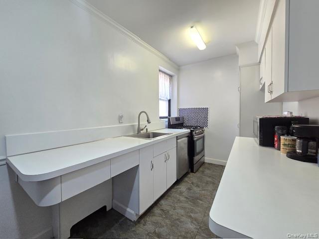46 Grace Avenue, Unit 2J Great Neck, NY 11021 - Photo 14 of 20 a kitchen that has a sink and a stove in it