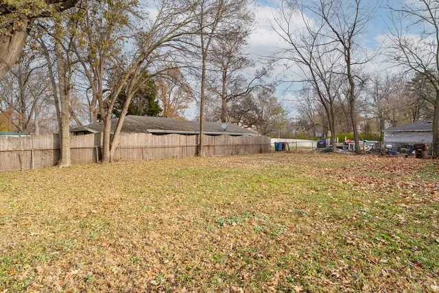 a view of yard with tree in the background