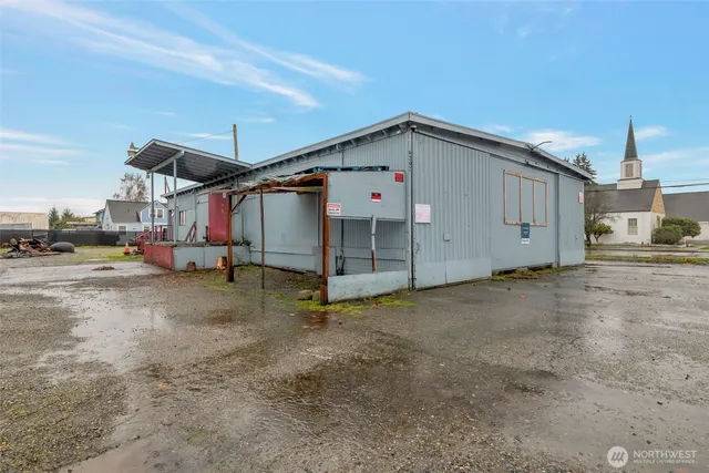 a view of a backyard