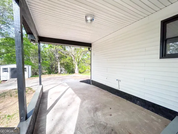 a view of a backyard