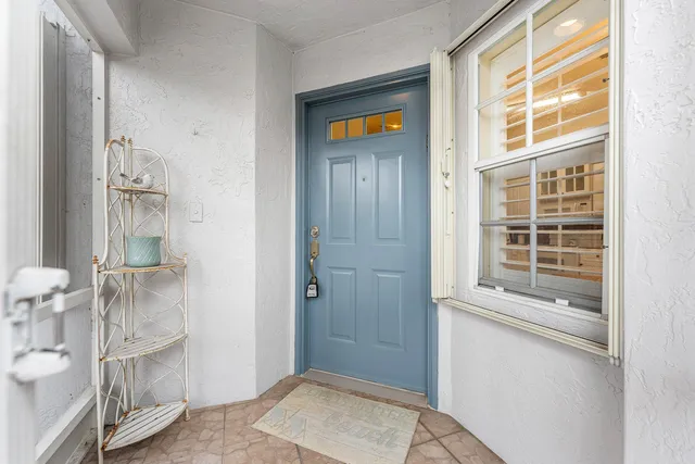 a view of livingroom with furniture