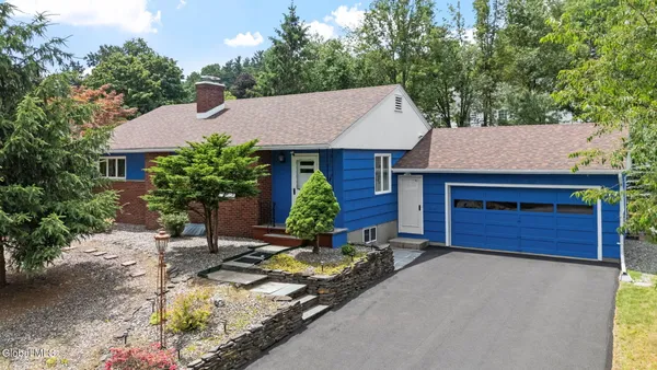 $490,000 | 15 Southern Drive, Colonie, NY 12110
