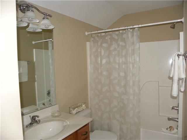 407 Conquest Road Murfreesboro, TN 37128 - Photo 15 of 20 Upstairs full bath convenient for all