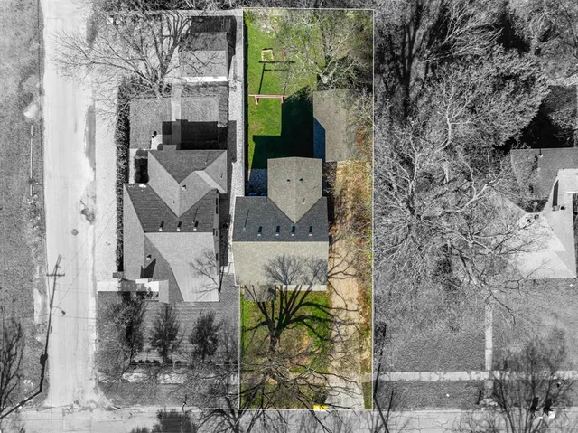 a view of a house with a backyard