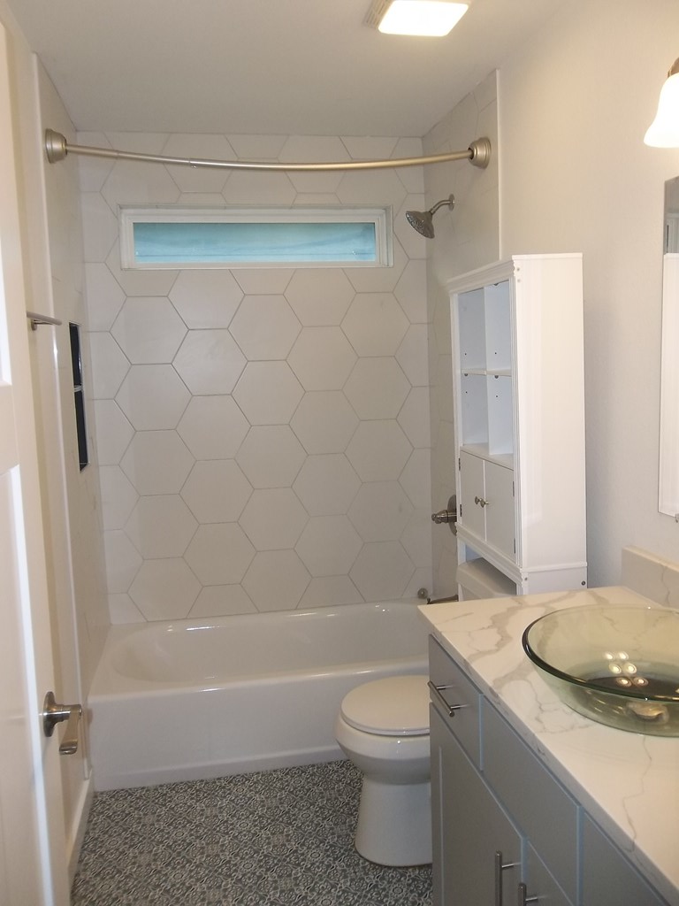 240 Pin Oak Way North Kerrville, TX 78028 - Photo 7 of 12 Hall bathroom