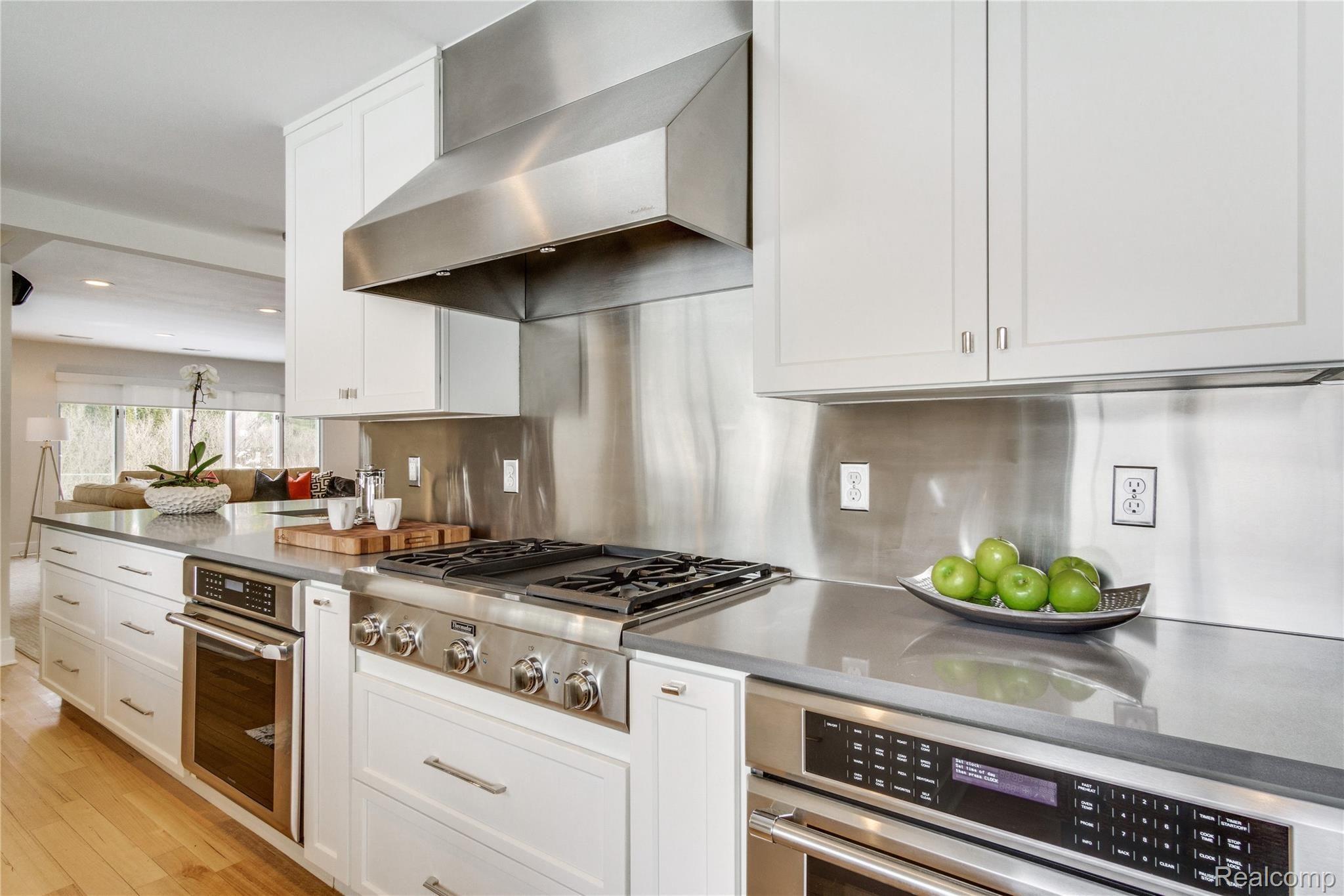 4805 Dover Road Bloomfield Hills, MI 48304 - Photo 6 of 34 Stainless steel backsplash, Thermador Appliances - two ovens!