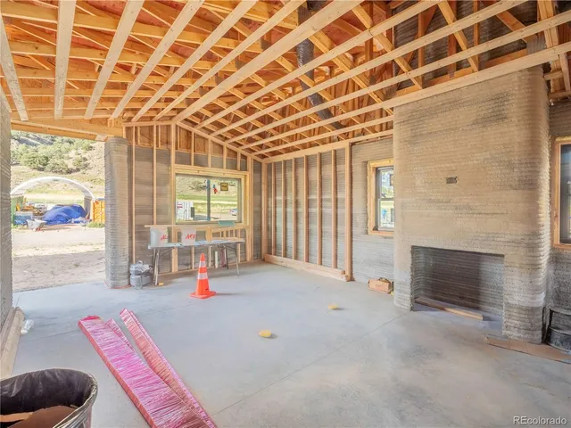 a view of livingroom with furniture