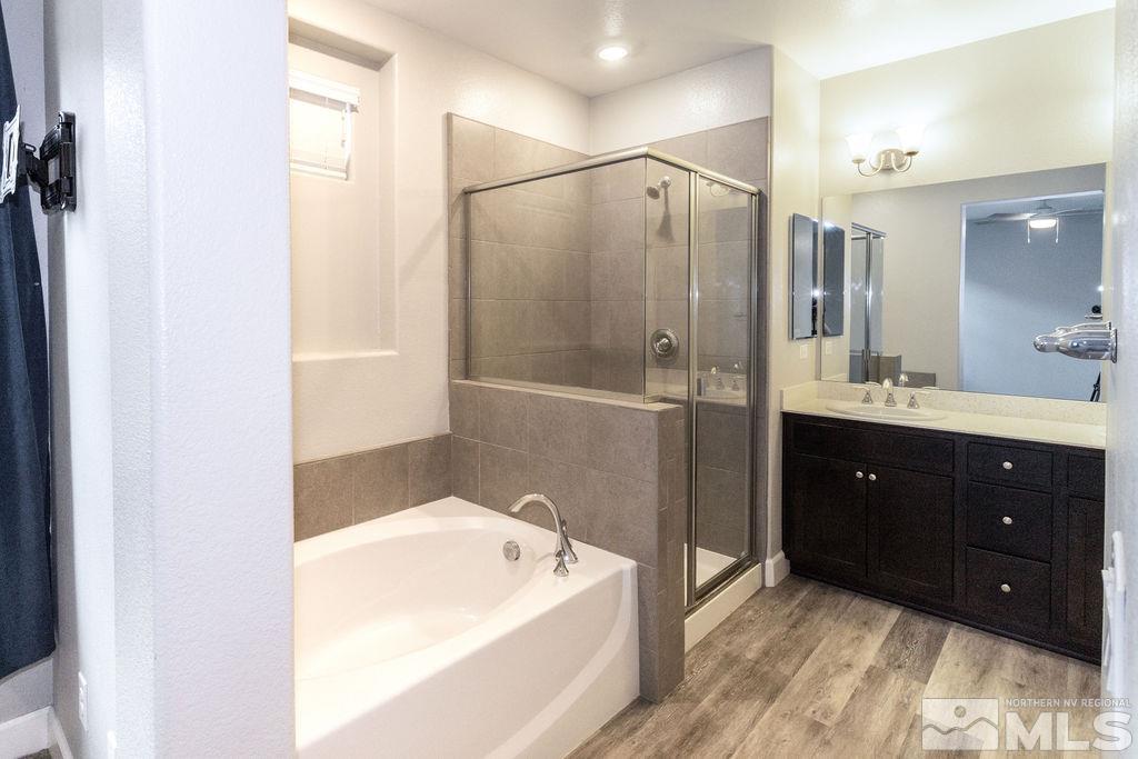 1845 Dark Horse Road, Unit B Reno, NV 89521 - Photo 11 of 25 a bathroom with a tub sink and mirror