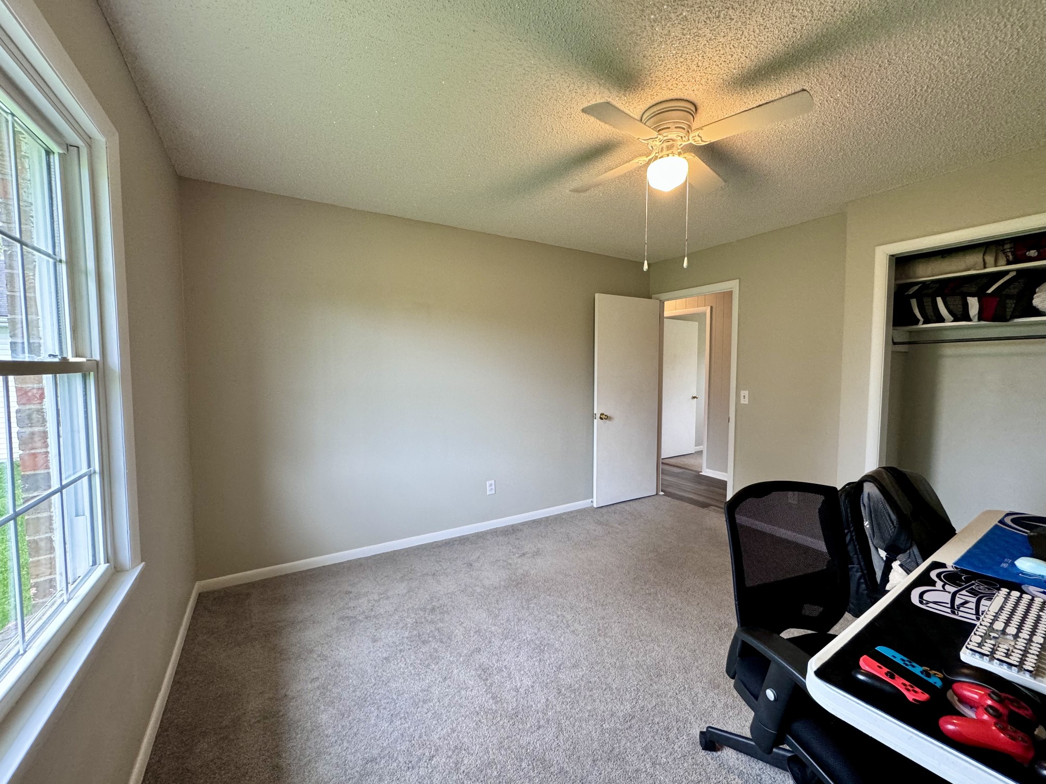 802 Days Road Lafayette, TN 37083 - Photo 16 of 25 a room with furniture and window