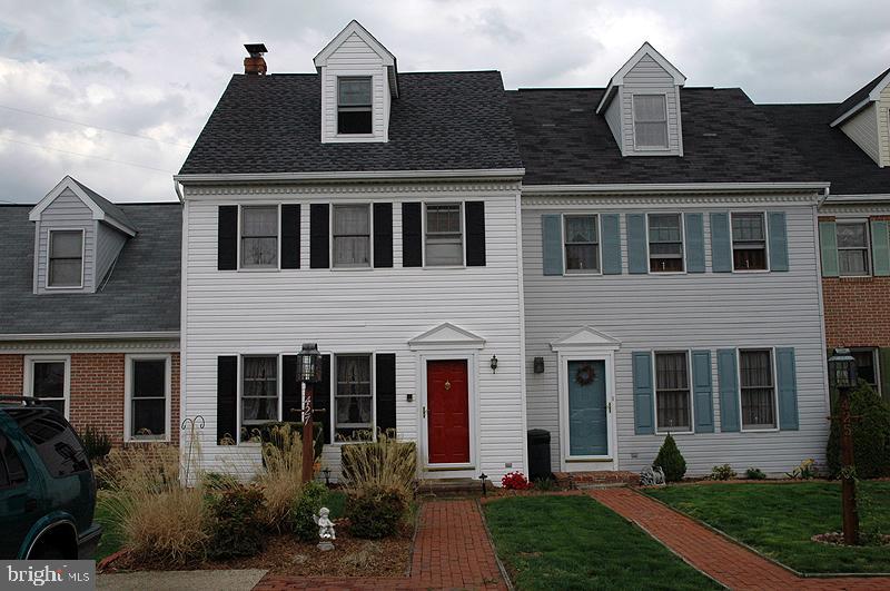 427 Cardinal Road Lititz, PA 17543 - Photo 1 of 11