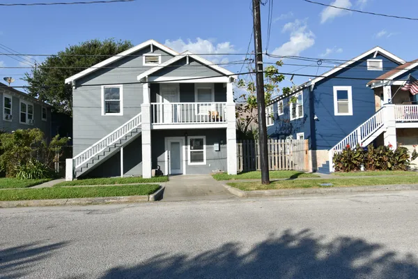 $1,300 | 807 7th Street, Unit 2, Galveston, TX 77550