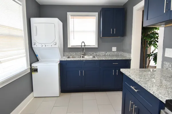 $1,300 | 807 7th Street, Unit 2, Galveston, TX 77550