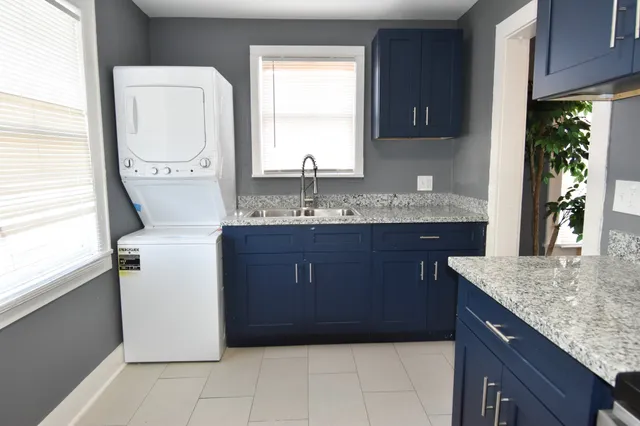 $1,300 | 807 7th Street, Unit 2, Galveston, TX 77550