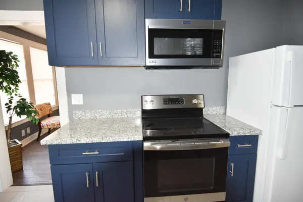 $1,300 | 807 7th Street, Unit 2, Galveston, TX 77550