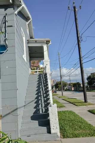 $1,300 | 807 7th Street, Unit 2, Galveston, TX 77550