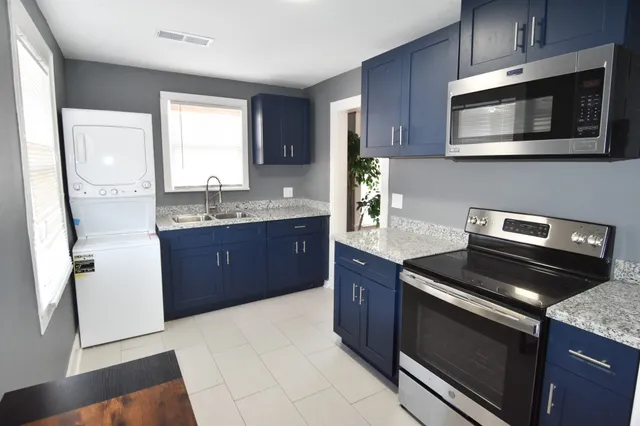 $1,300 | 807 7th Street, Unit 2, Galveston, TX 77550