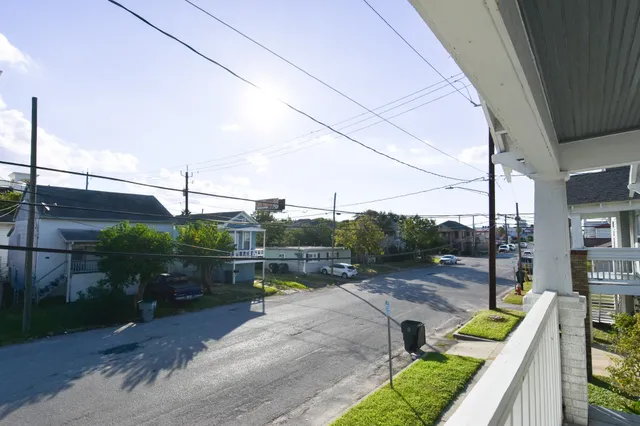 $1,300 | 807 7th Street, Unit 2, Galveston, TX 77550