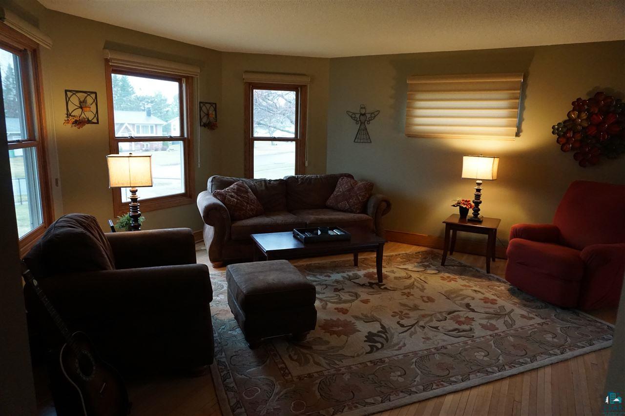 4601 Oneida Street Duluth, MN 55804 - Photo 8 of 21 Living Room