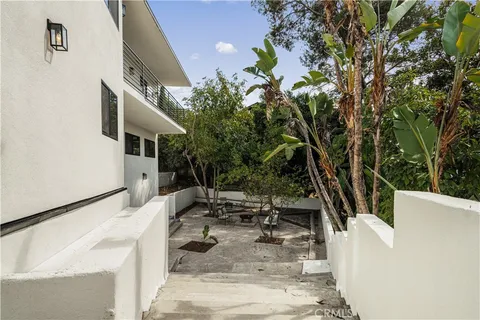 $1,675,000 | 3950 Franklin Avenue, Los Angeles, CA 90027