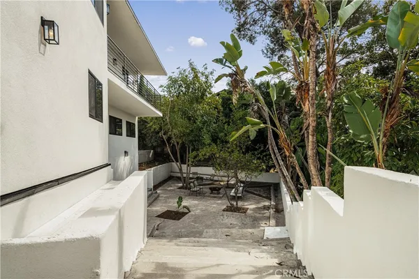 a view of a house with backyard