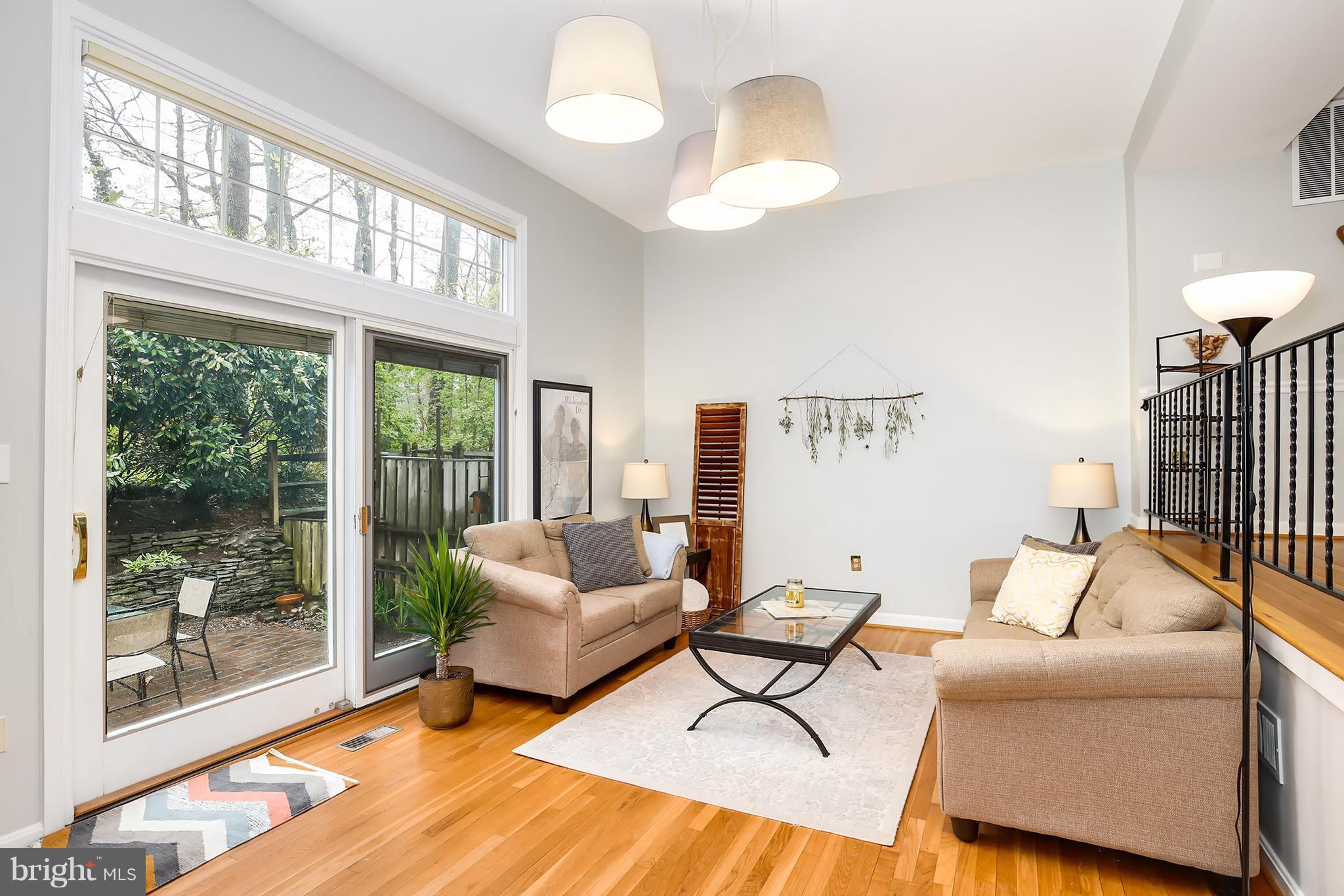 1516 Chatham Colony Court Reston, VA 20190 - Photo 6 of 30 Living Room