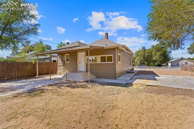 a view of a house with a backyard