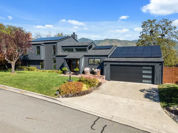 $865,000 | 1021 Northwest Starlite Place, Grants Pass, OR 97526