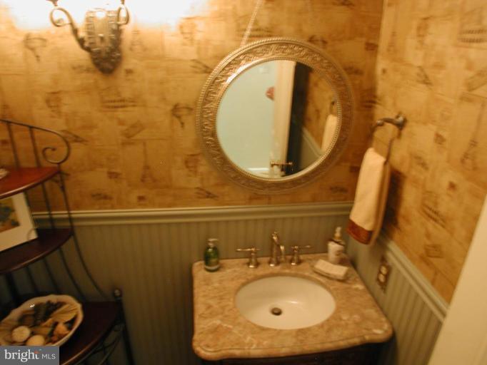 10817 Game Preserve Road Gaithersburg, MD 20879 - Photo 11 of 28 Bath #4